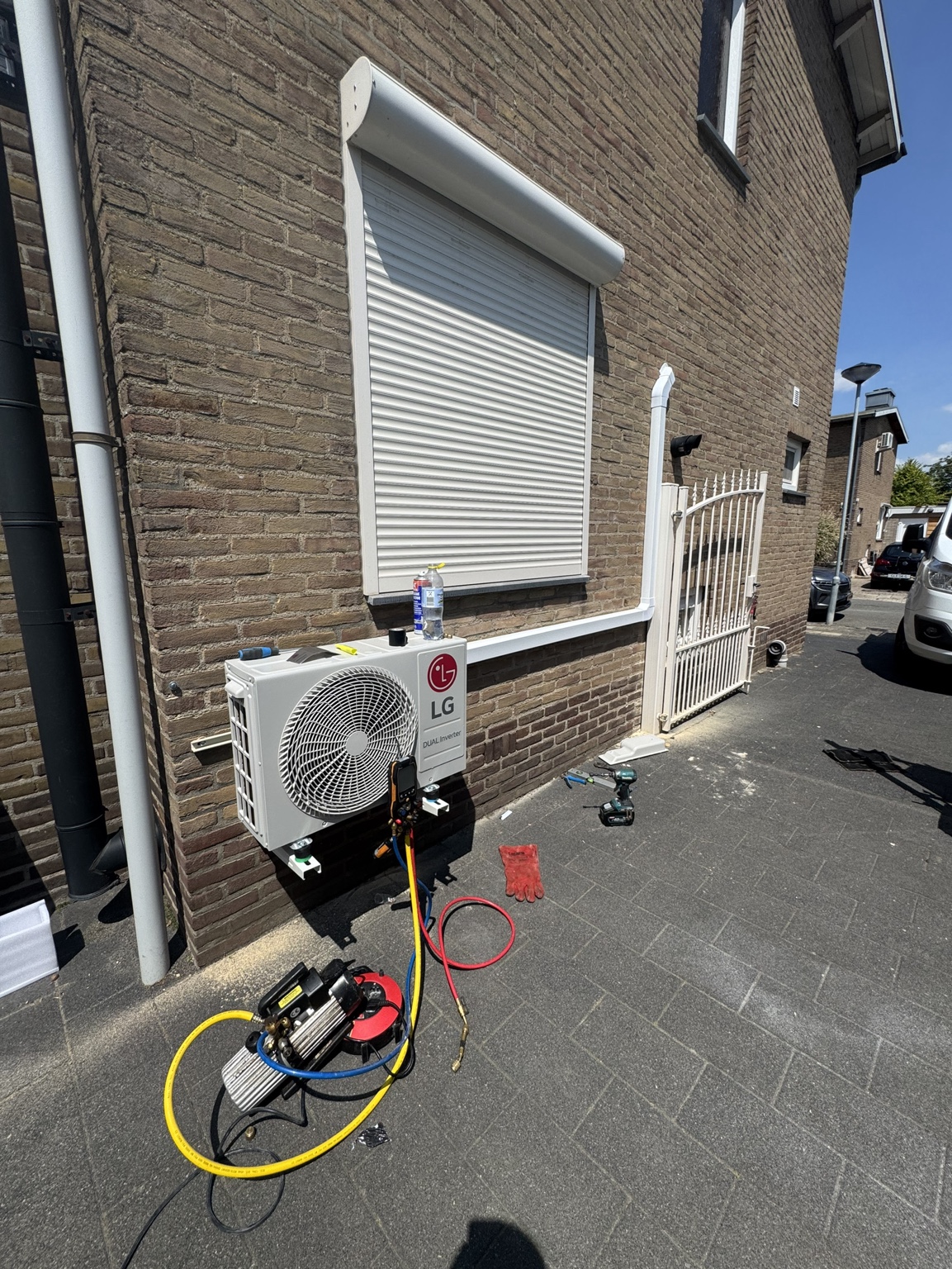 Airco-installatie tijdens het vacumeren en inbedrijfstellen
