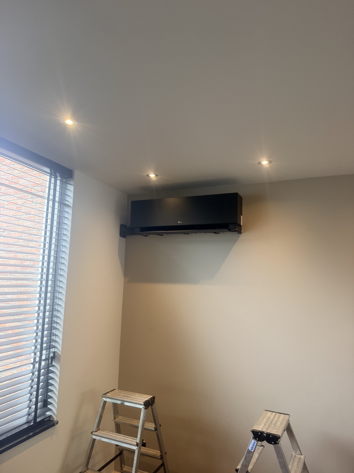 Zwarte LG ARTCOOL airco in Cadier en Keer