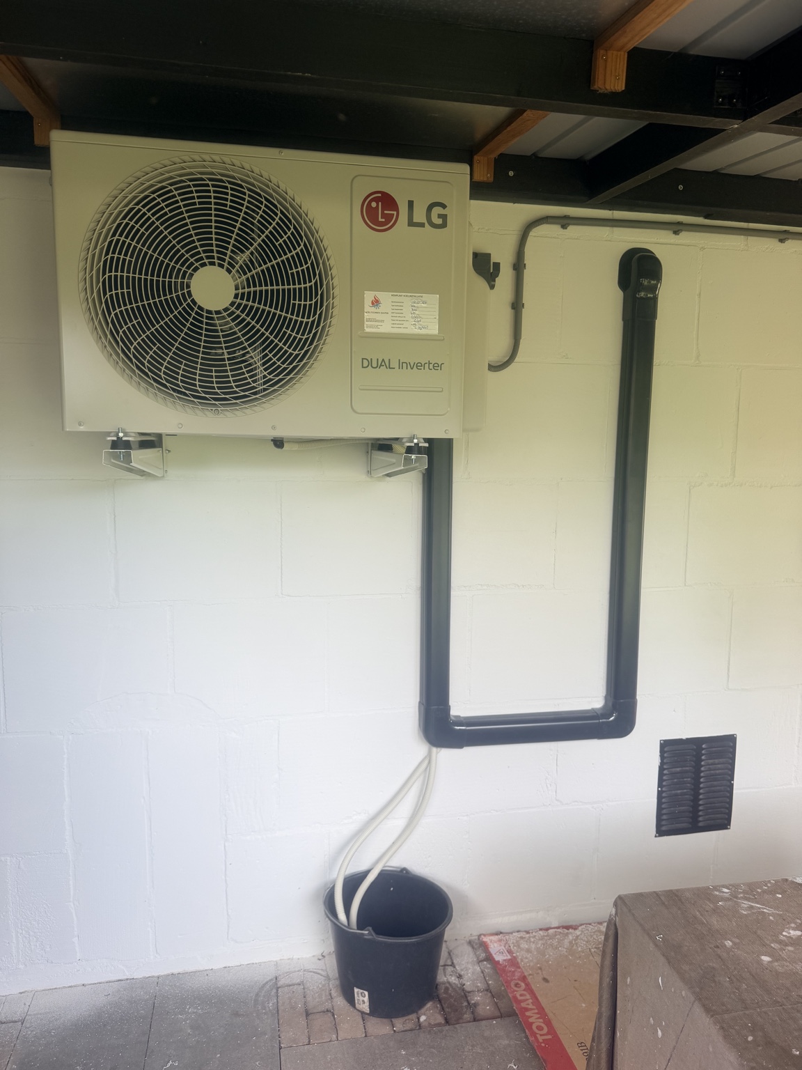 Zwarte LG airco in Landgraaf